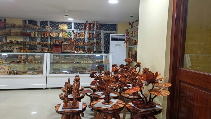 Shell handicrafts, pearl jwellery,wooden and came handicrafts, coconut shell products, andaman themed souvenirs in sagarika emporium 